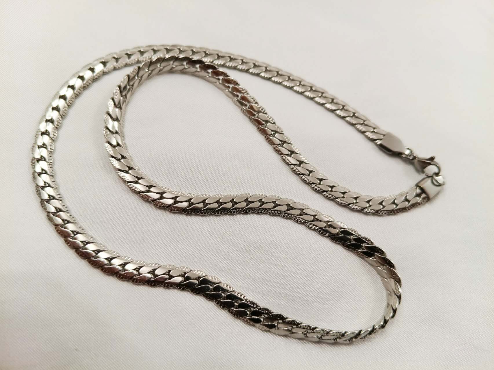 Elegante Set de joyas Collar de 50cm de largo  ancho brillante y pulsera a juego de acero inoxidable para hombre