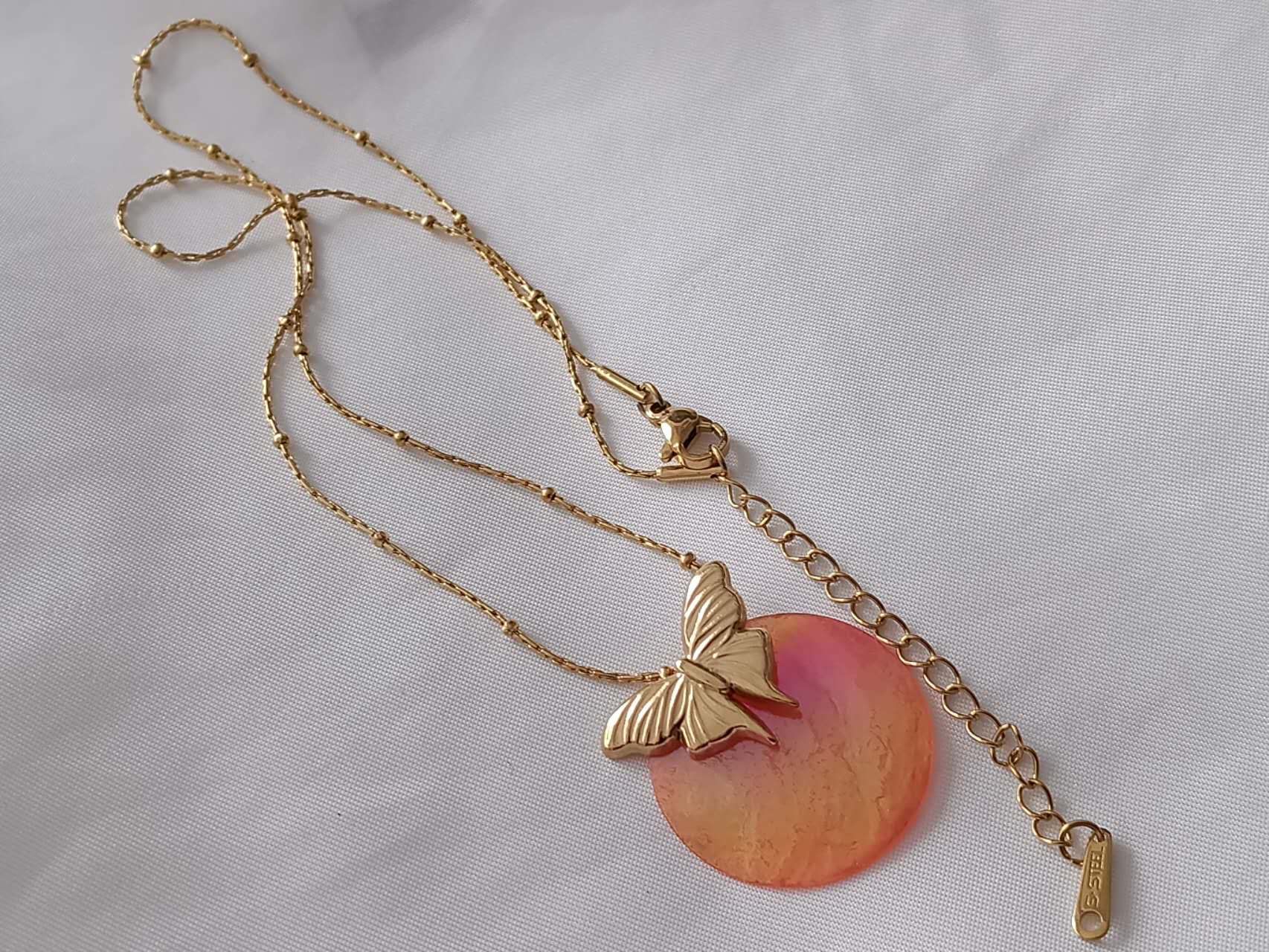 Set de joyas collar ajustable de cuentas bolitas y colgante mariposa concha naranja y anillo ajustable acero inoxidable oro 18K waterproof