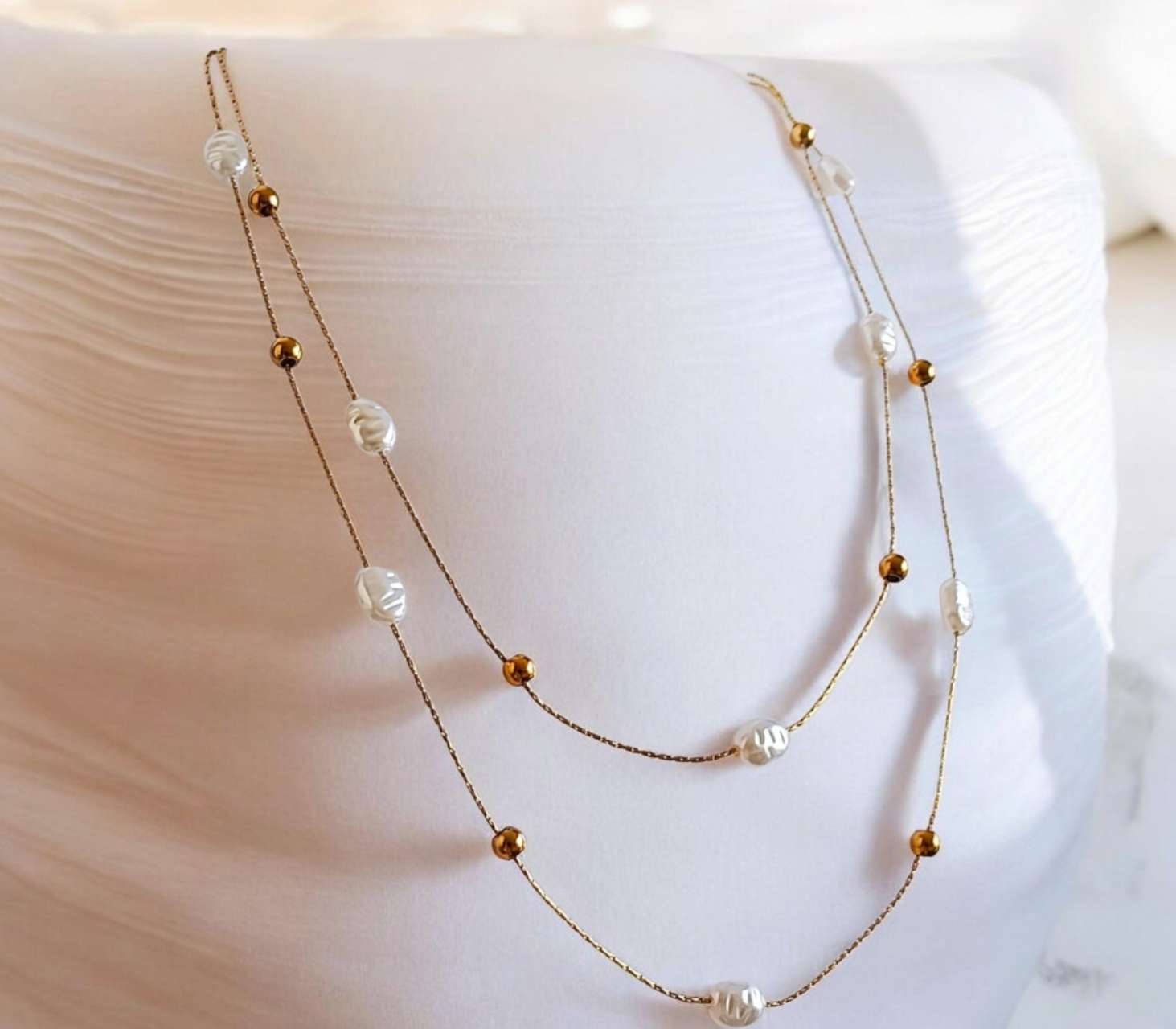 Collar de Doble Capa con Perlas Barrocas blancas, Acero Inoxidable PVD Oro, Ajustable