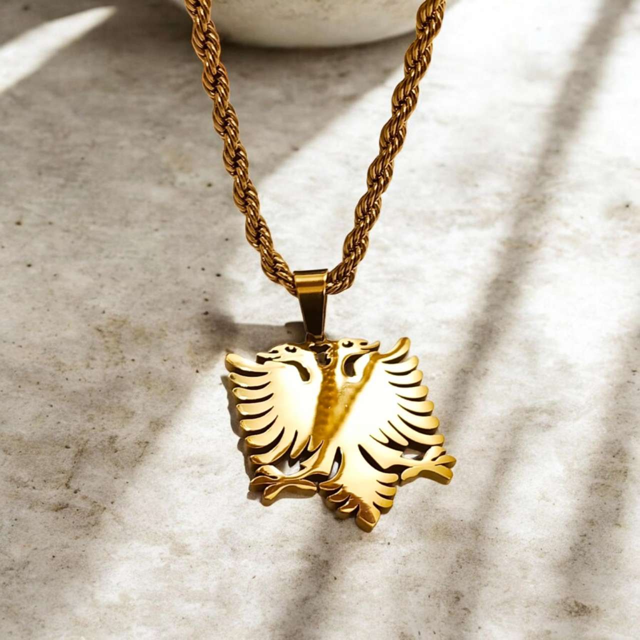 Collar largo de 60cm cadena de trenzas con colgante águila bicéfala albana de acero inoxidable oro 18K PVD Waterproof