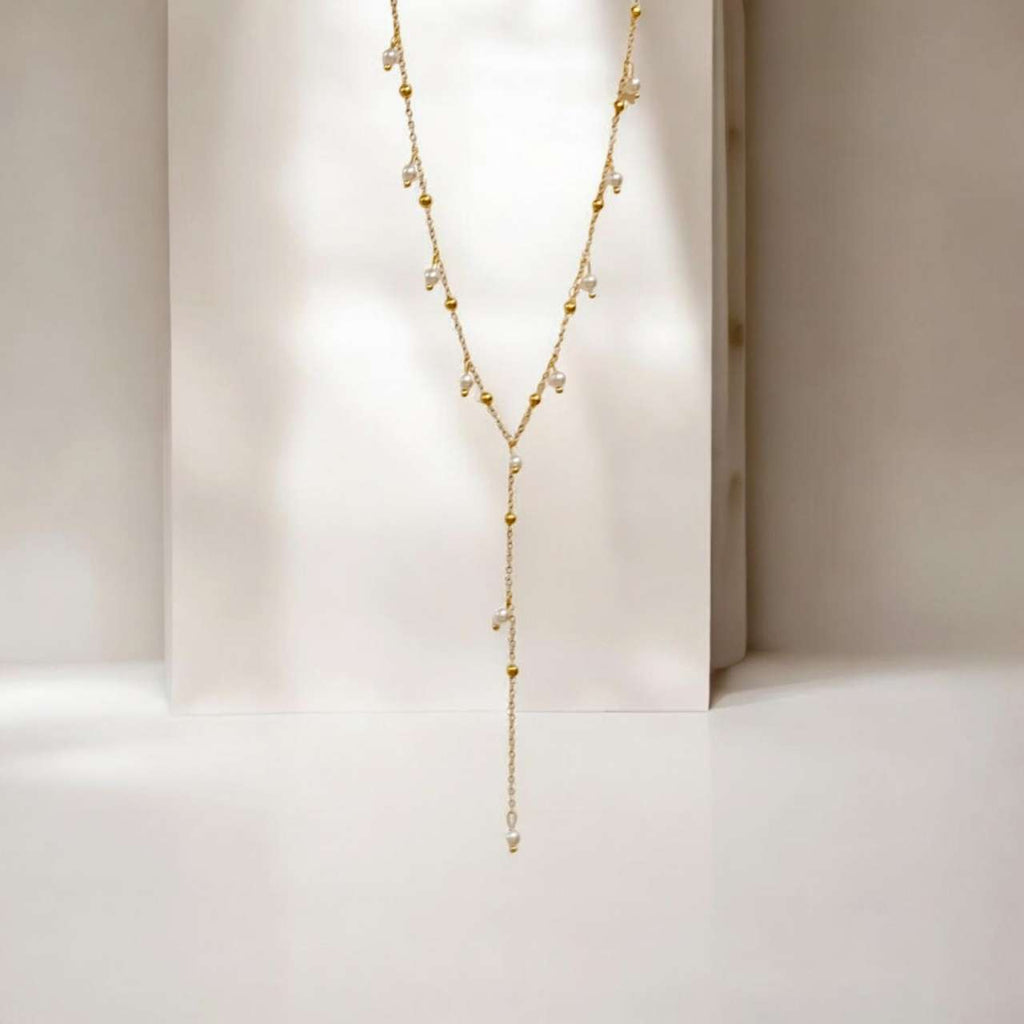 Collar con extensor en Y de cuentas bolitas y perlas Barrocas blancas de acero inoxidable oro 18K waterproof tarnish-free