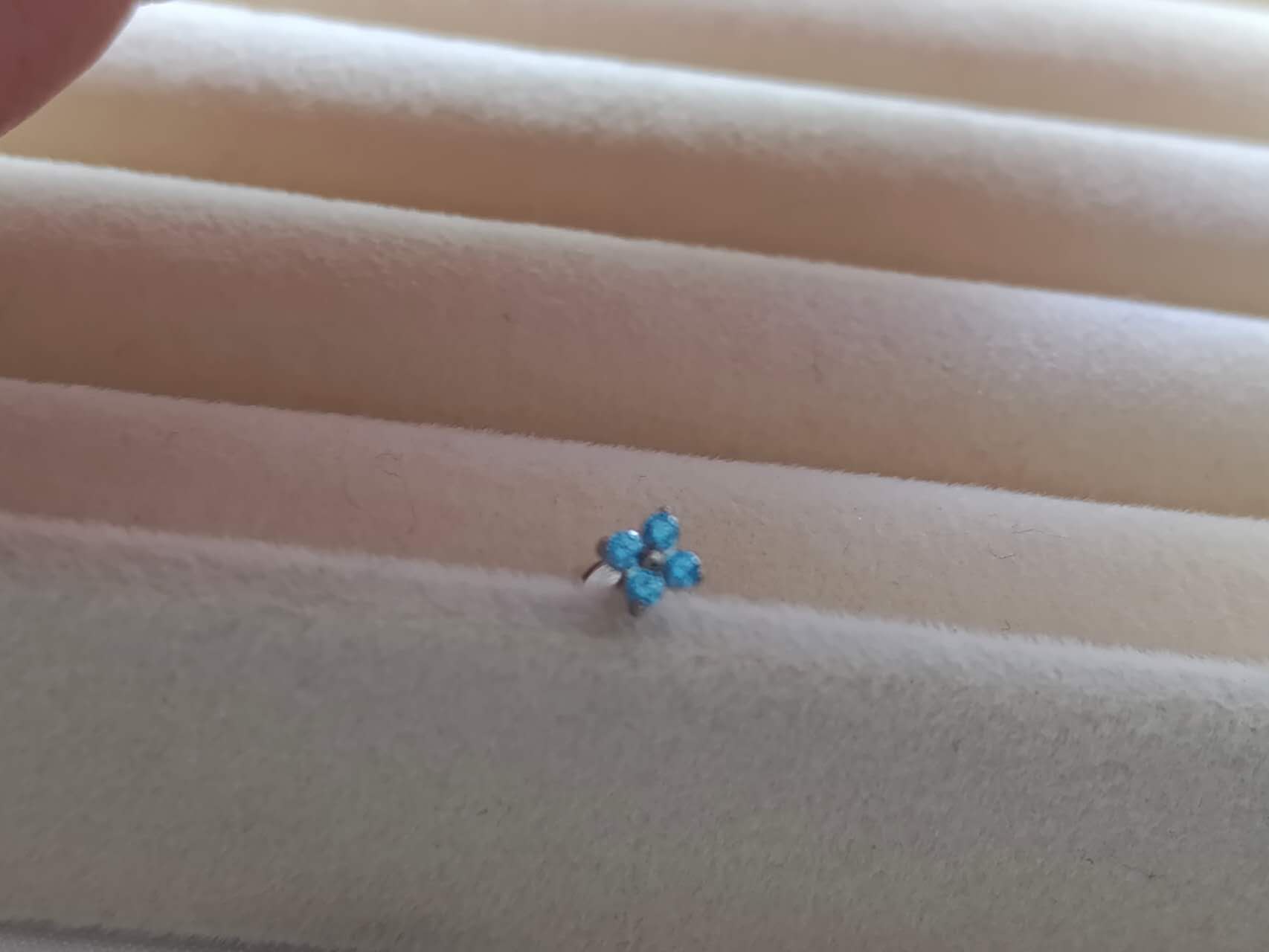 Pendientes Trébol de Titanio F136 con Circonitas rojo azul  para  lóbulo de la oreja