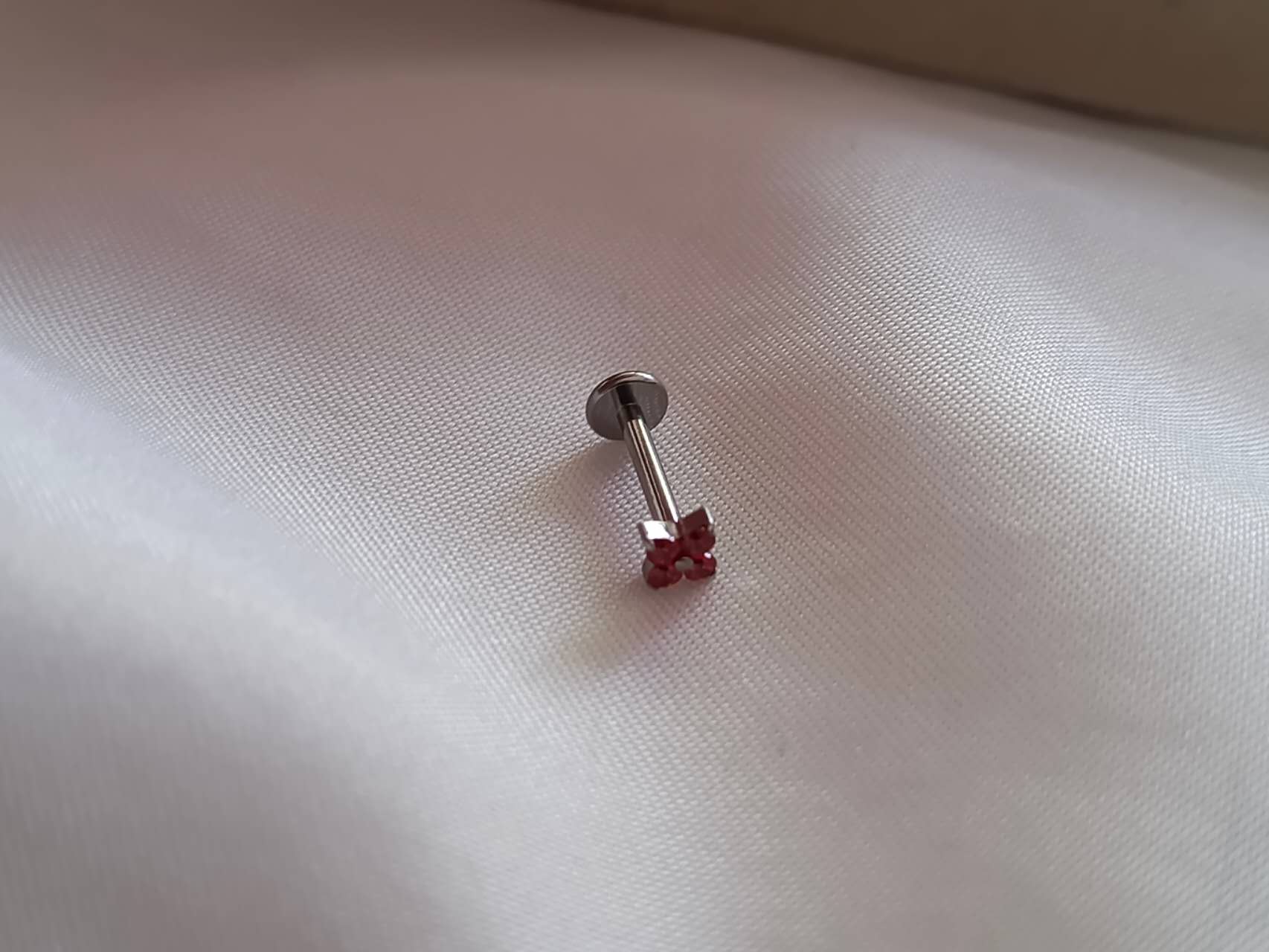 Pendientes Trébol de Titanio F136 con Circonitas rojo azul  para  lóbulo de la oreja