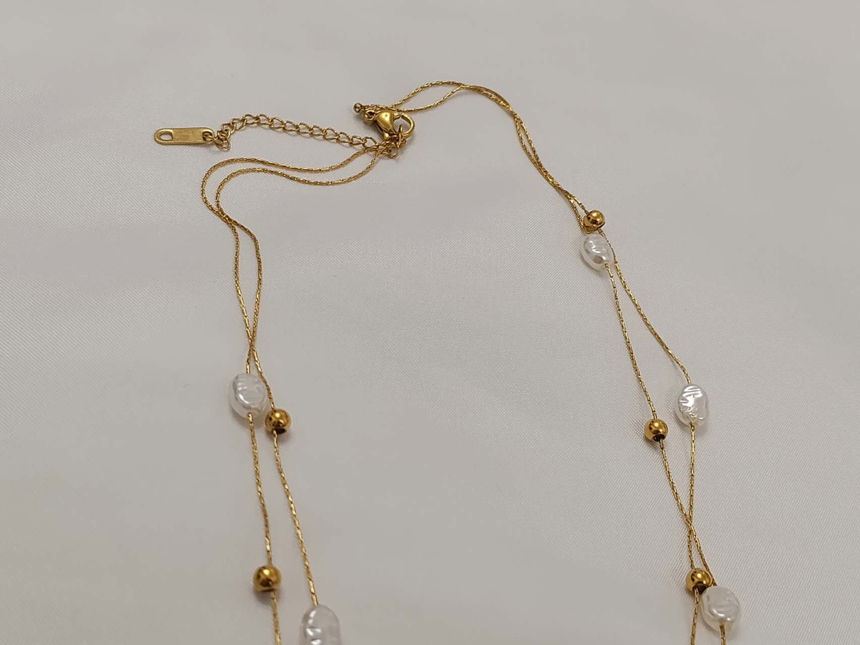 Collar de Doble Capa con Perlas Barrocas blancas, Acero Inoxidable PVD Oro, Ajustable