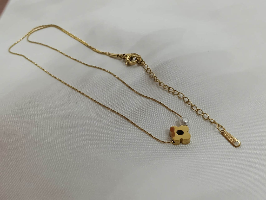 Collar ajustable cadena fina con colgante trébol y perla blanca de acero inoxidable oro 18K PVD Waterproof