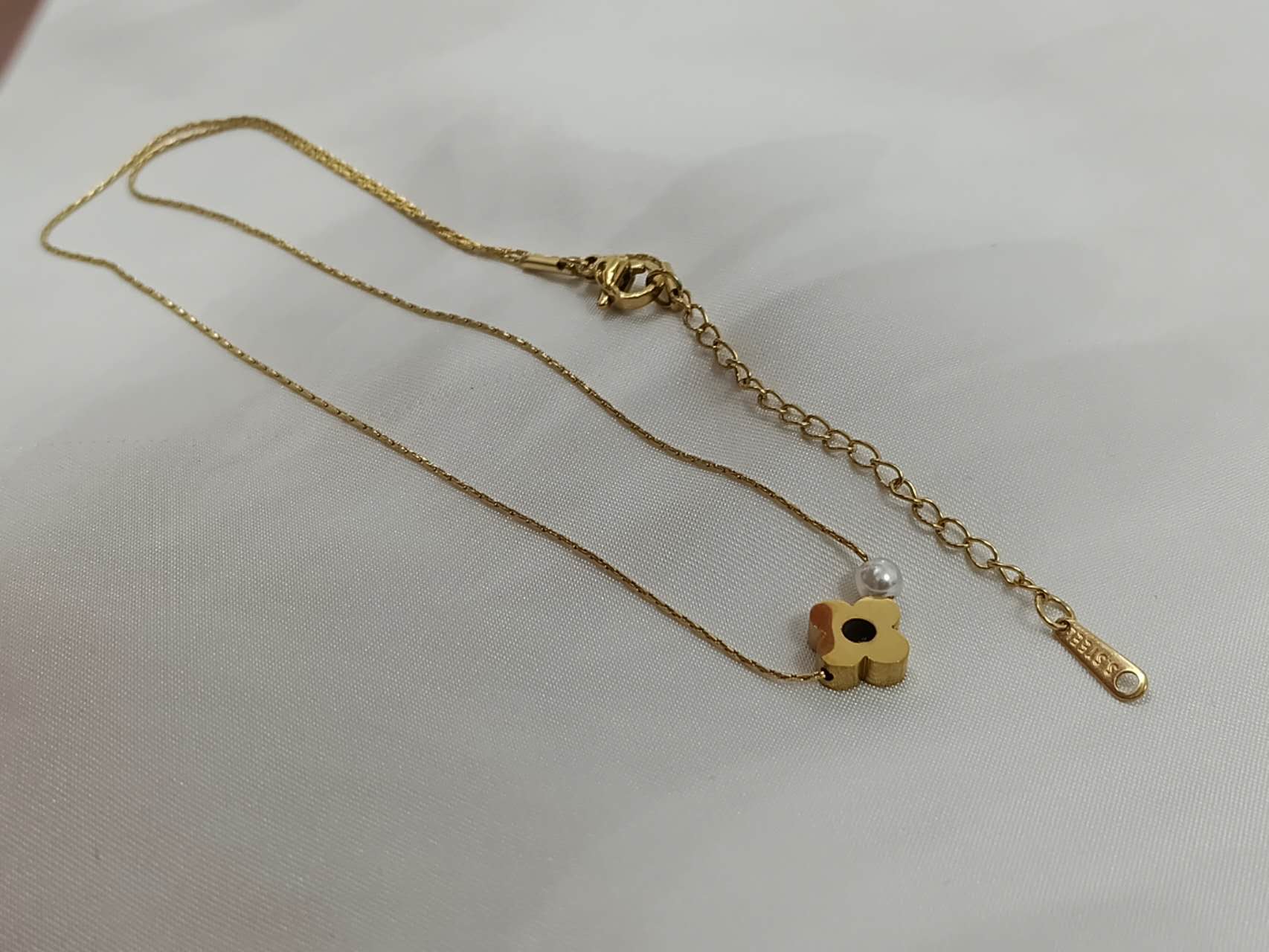 Collar ajustable cadena fina con colgante trébol y perla blanca de acero inoxidable oro 18K PVD Waterproof