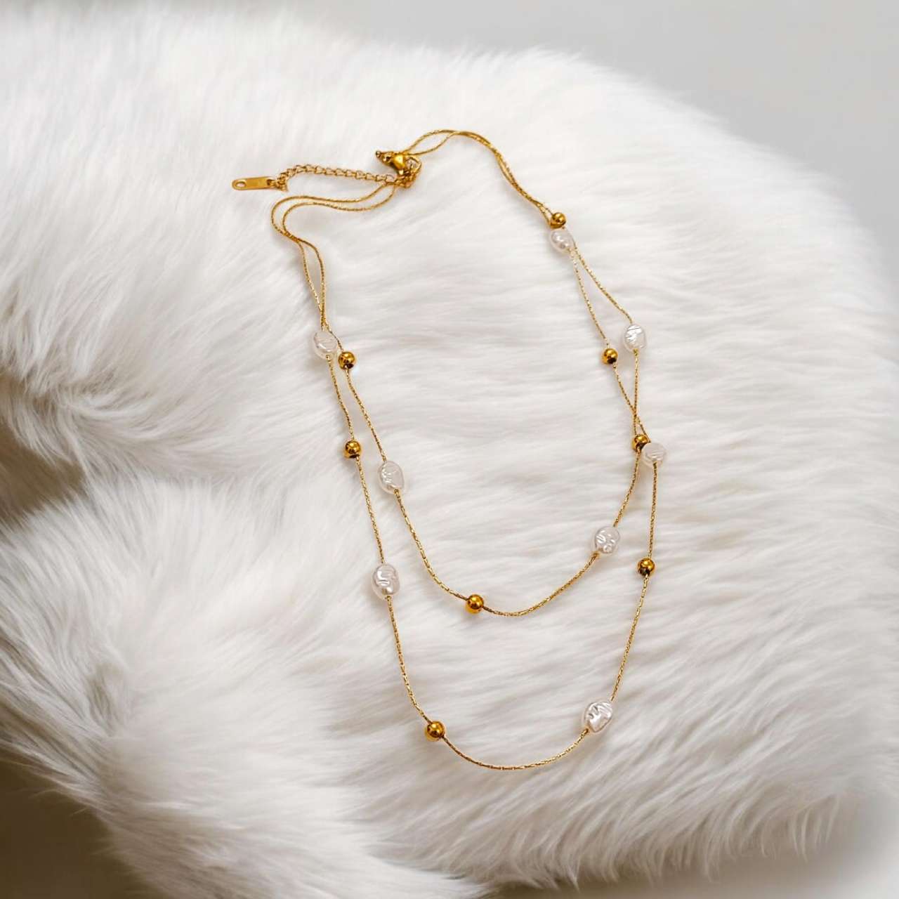 Collar de Doble Capa con Perlas Barrocas blancas, Acero Inoxidable PVD Oro, Ajustable
