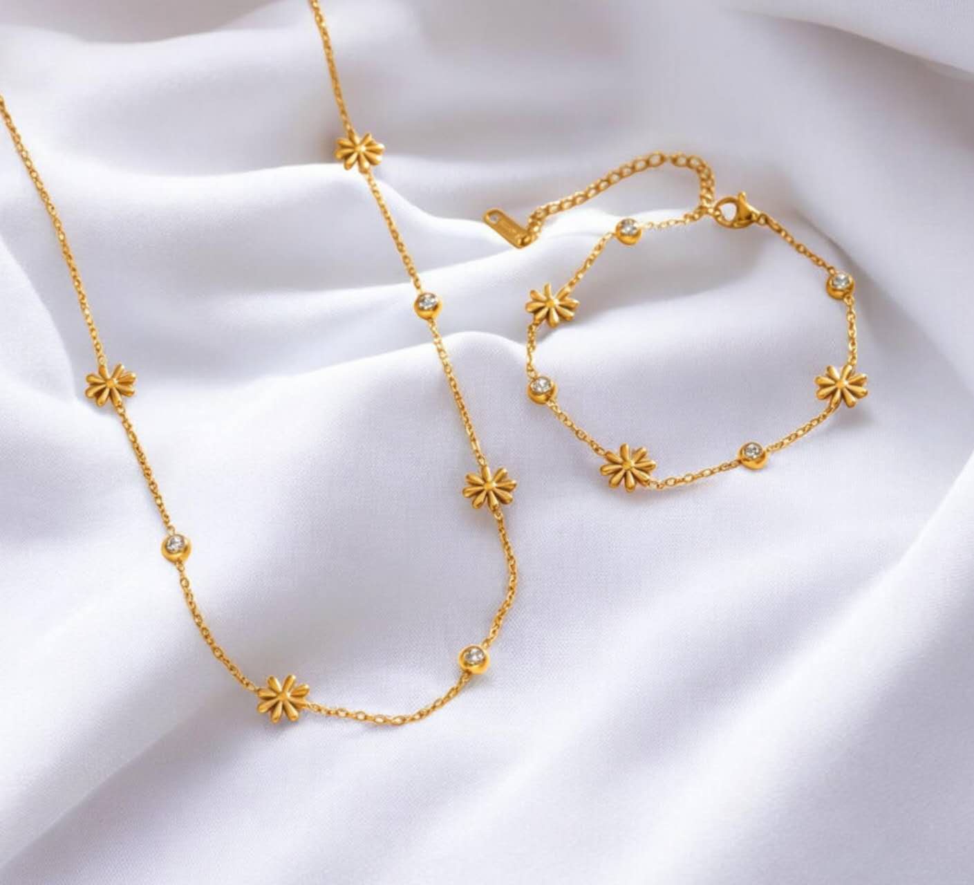 Set de joyas colalr de cuentas flores y circonita y puplsera a juego de acero inoxidable oro 18K PVD waterproof