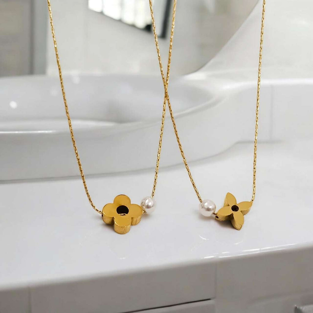 Collar ajustable cadena fina con colgante trébol y perla blanca de acero inoxidable oro 18K PVD Waterproof