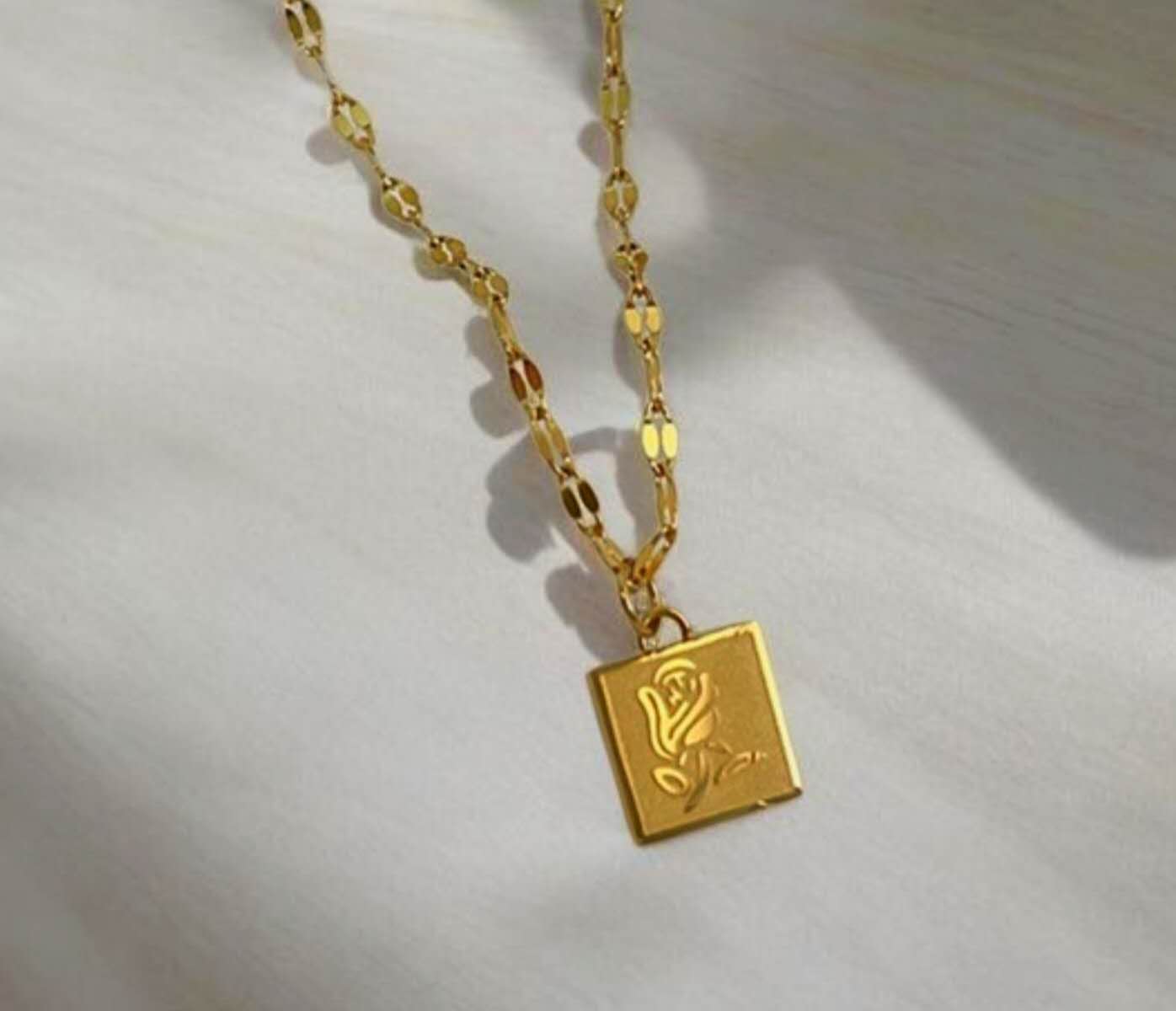Collar con extensor con colgante medalla con flor rosal grabado de acero inoxidabl eoro 18K PVD Waterproof