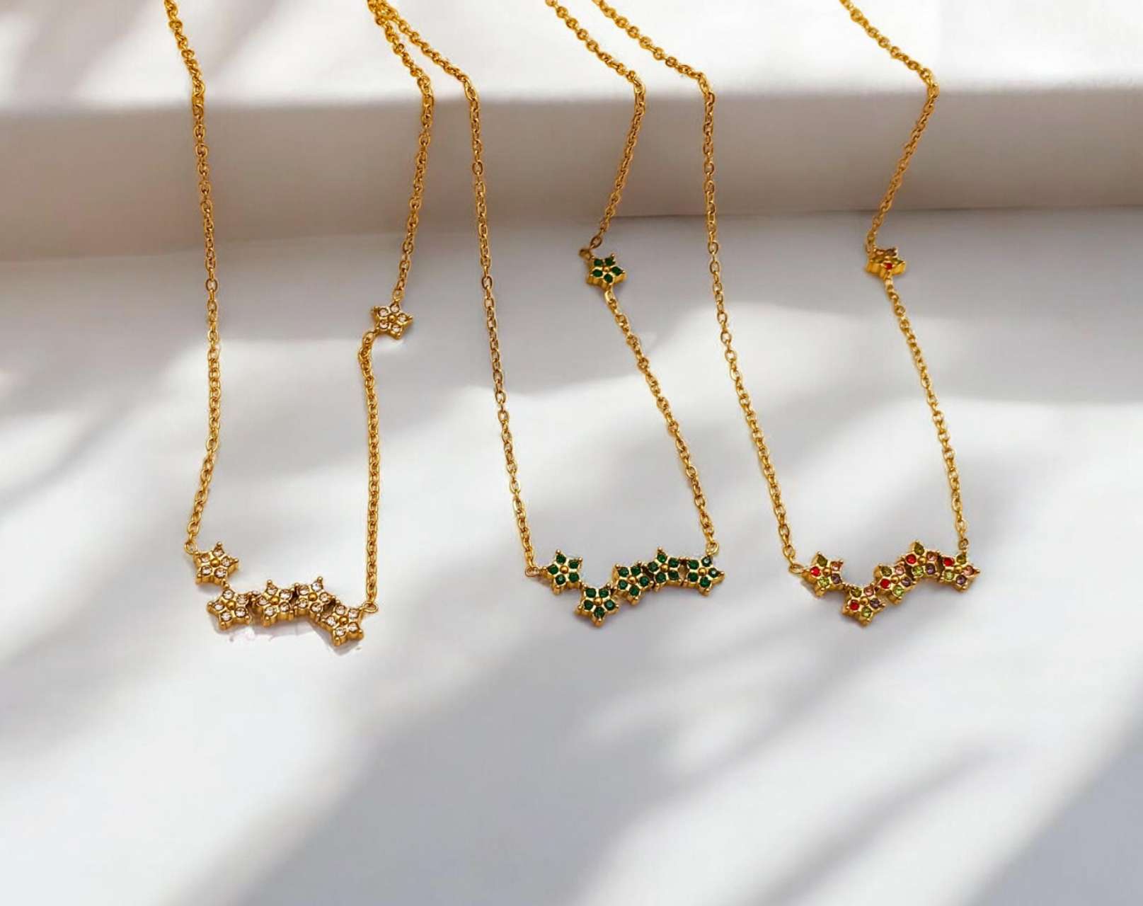 Collar de sonrisa de forma de flores con circonitas verdes, blancos y multicolor en acero inoxidable oro 18K PVD Waterproof tarnish-free