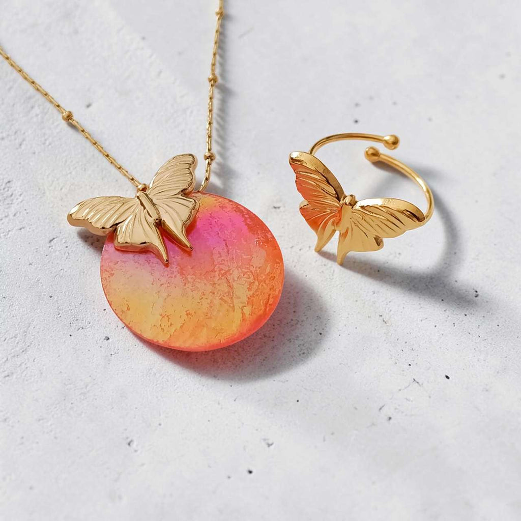 Set de joyas collar ajustable de cuentas bolitas y colgante mariposa concha naranja y anillo ajustable acero inoxidable oro 18K waterproof