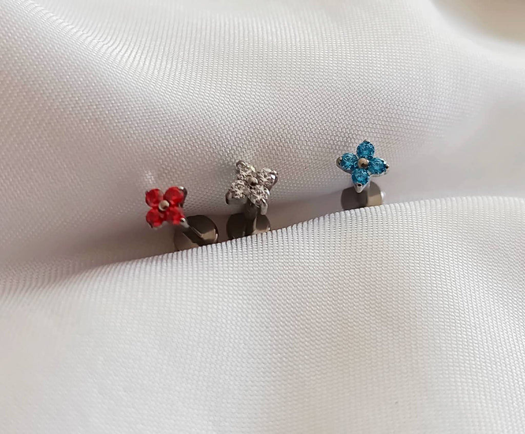 Pendientes Trébol de Titanio F136 con Circonitas rojo azul  para  lóbulo de la oreja