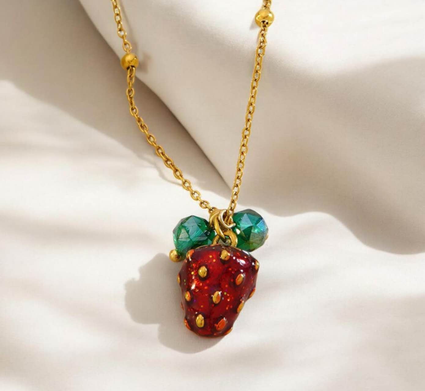 Sabor a Verano: collar Amuleto Fresa 3D Cuentas Verdes acero inoxidable oro 18K PVD Waterproof