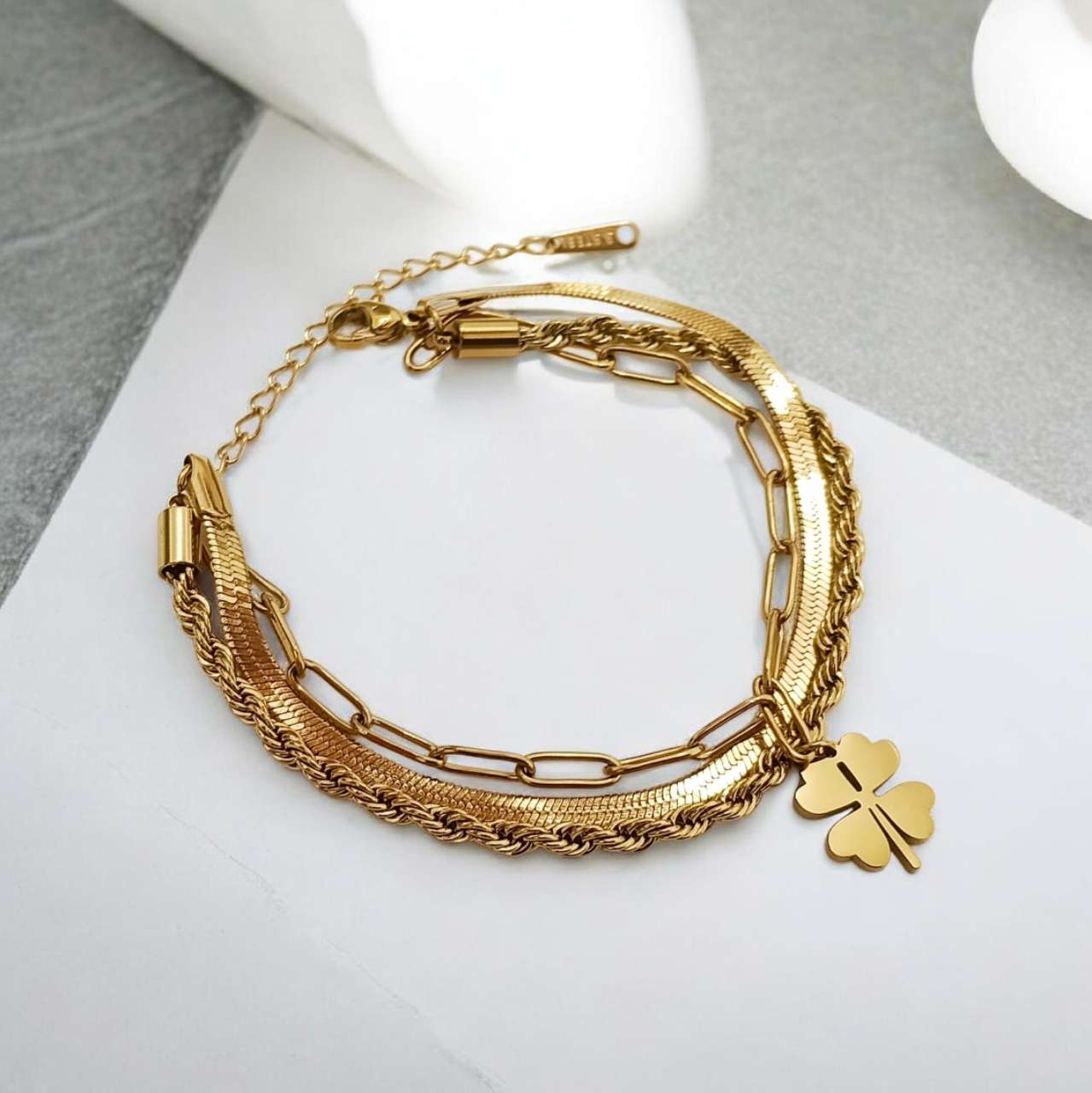 Pulsera con triple cadena con colgante trebol de acero inoxidable oro 18K waterproof tarnish-free