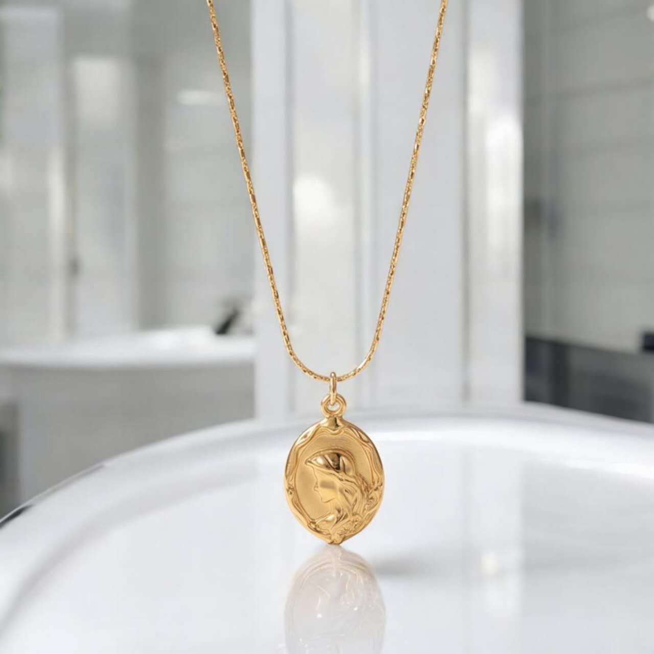 Collar ajustable con colgante medalla ovalada grabado de Sirena de acero inoxidable oro 18K Waterproof tarnish-free