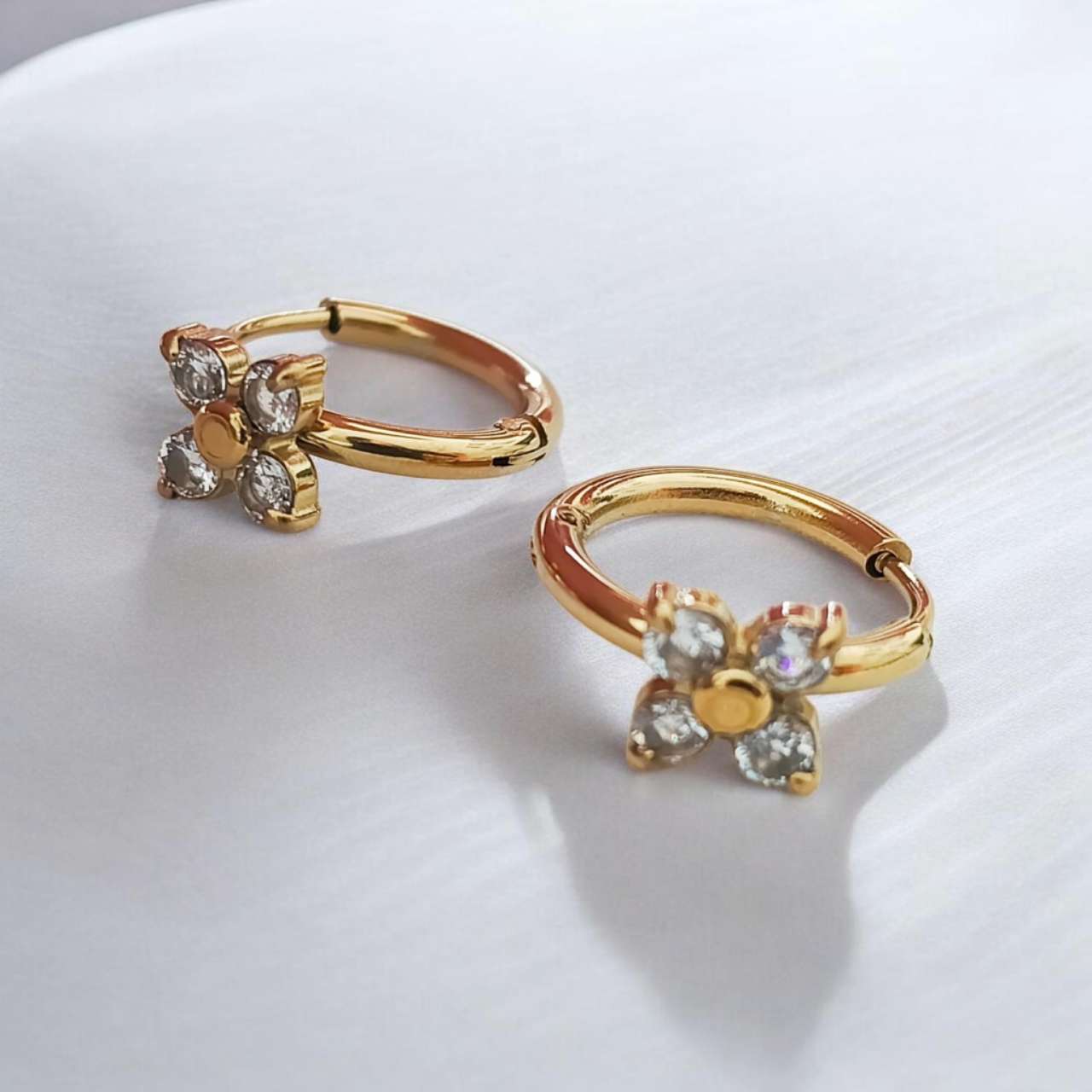 Pendientes de aros de forma Trébol circonita de acero inoxidable oro 18K PVD Waterproof