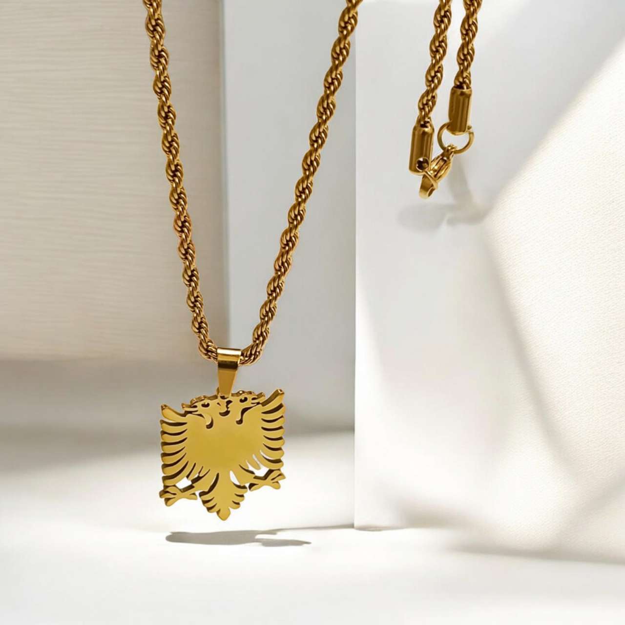Collar largo de 60cm cadena de trenzas con colgante águila bicéfala albana de acero inoxidable oro 18K PVD Waterproof