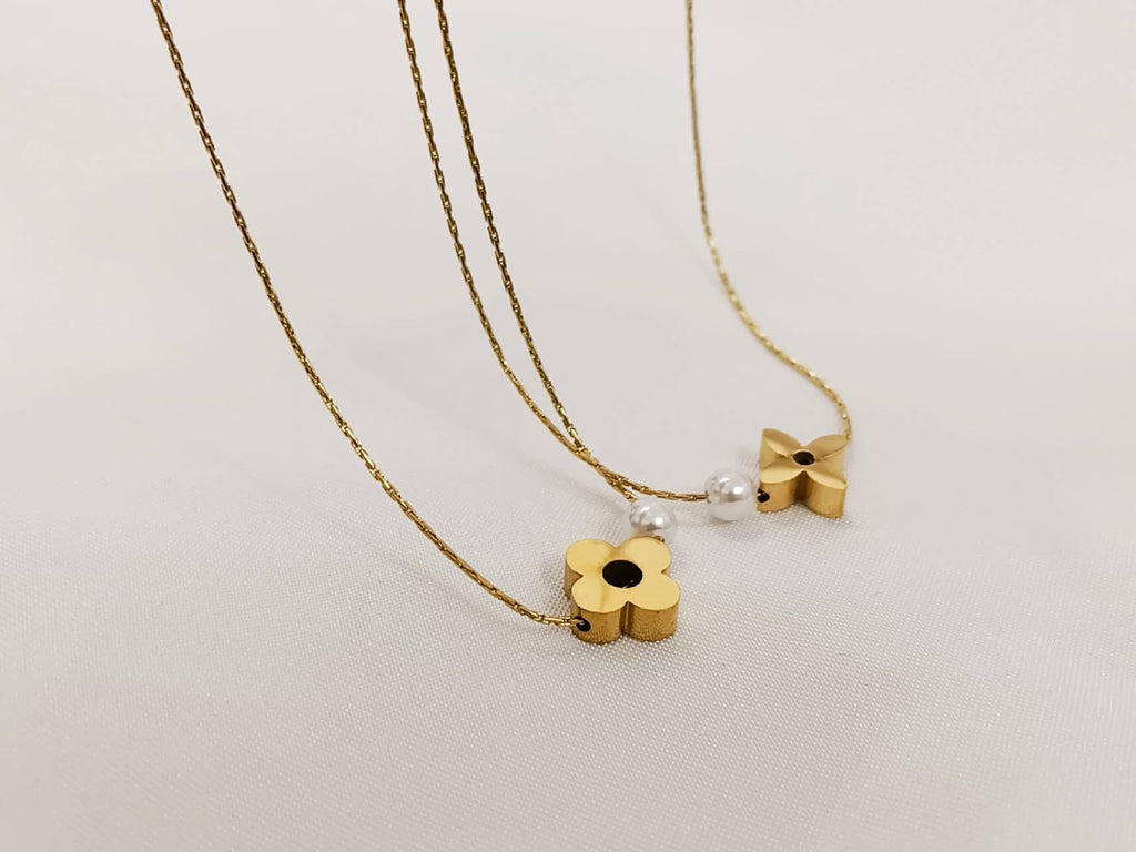 Collar ajustable cadena fina con colgante trébol y perla blanca de acero inoxidable oro 18K PVD Waterproof