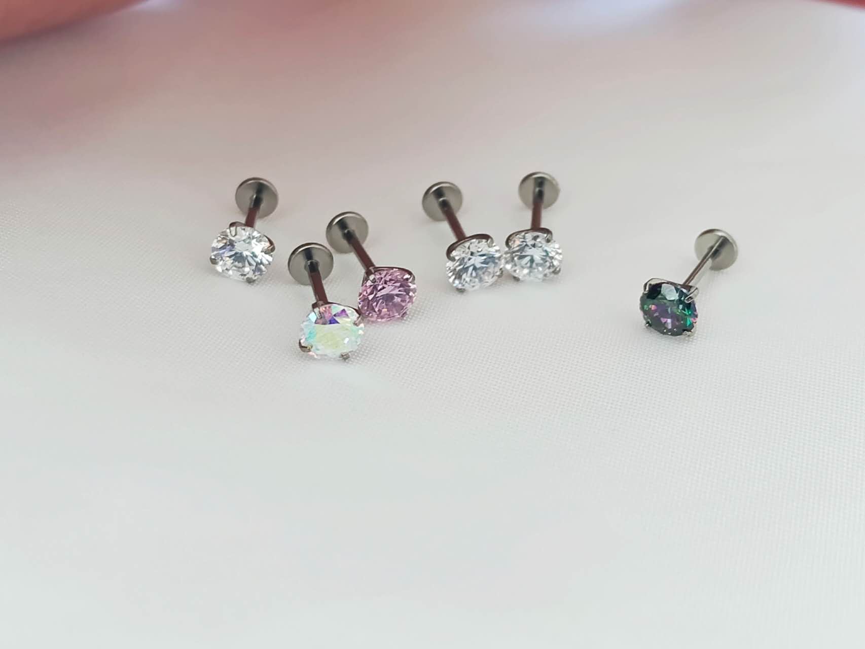 Pendientes de titanio engaste de 4 garras circonita rosa blanco y multicolor