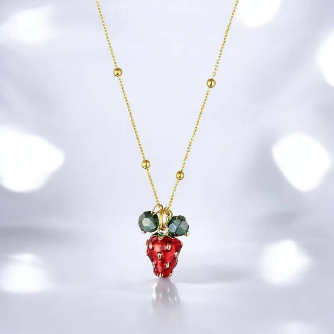 Sabor a Verano: collar Amuleto Fresa 3D Cuentas Verdes acero inoxidable oro 18K PVD Waterproof