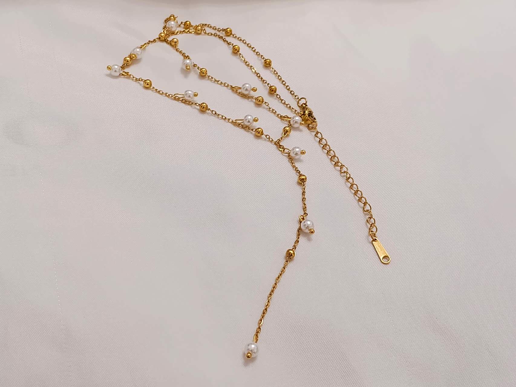 Collar con extensor en Y de cuentas bolitas y perlas Barrocas blancas de acero inoxidable oro 18K waterproof tarnish-free