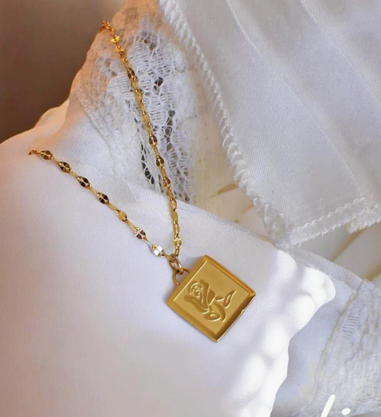 Collar con extensor con colgante medalla con flor rosal grabado de acero inoxidabl eoro 18K PVD Waterproof