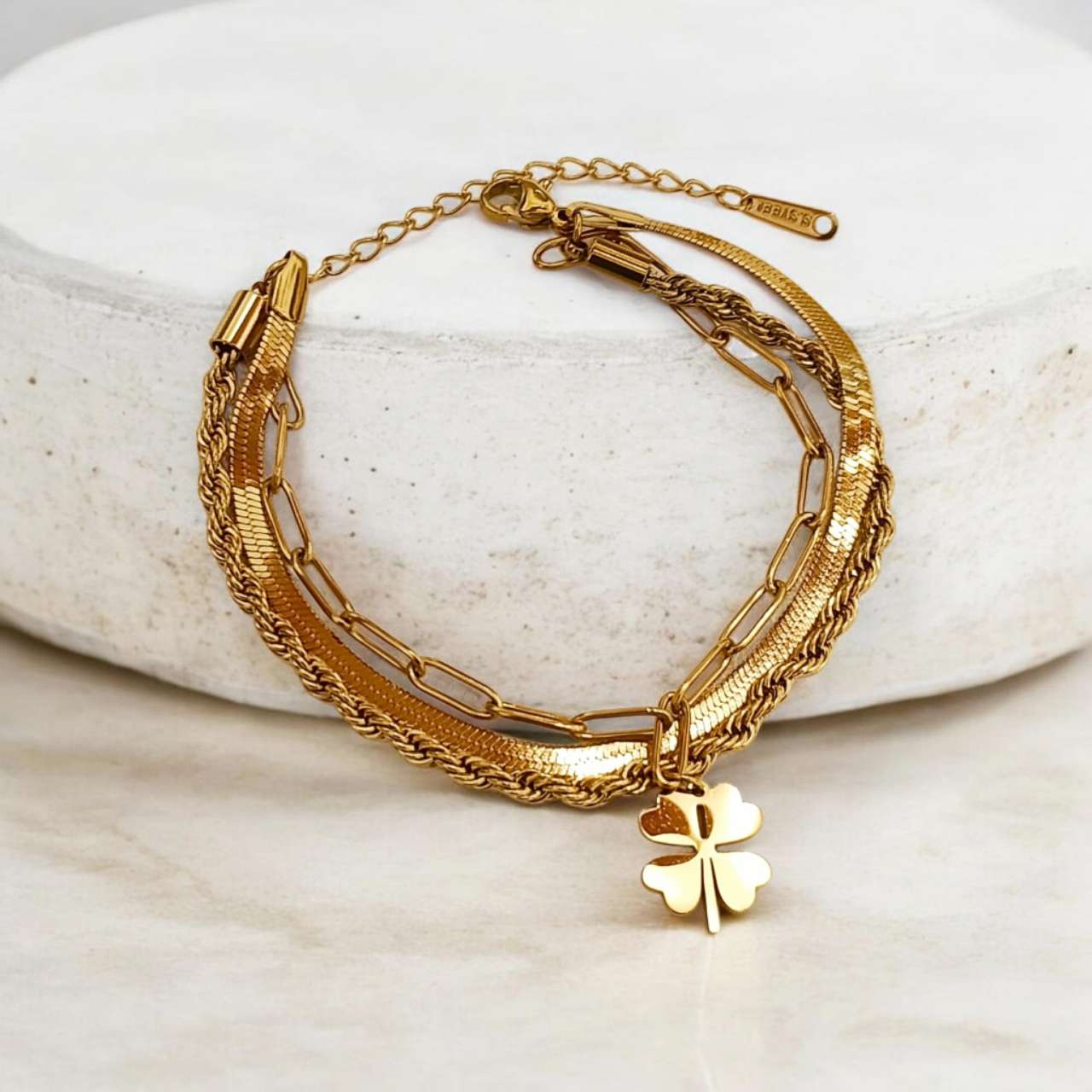 Pulsera con triple cadena con colgante trebol de acero inoxidable oro 18K waterproof tarnish-free