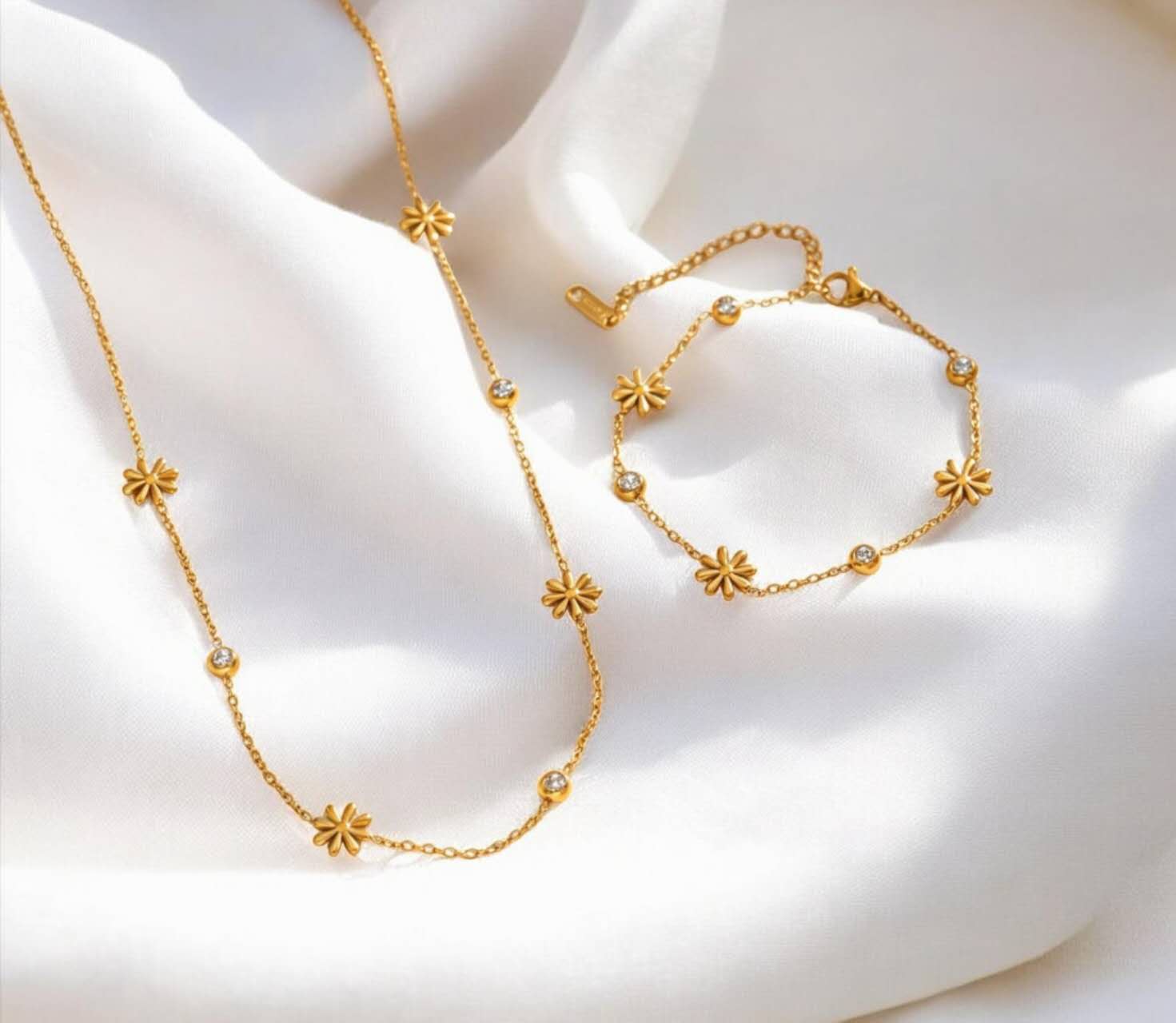 Set de joyas colalr de cuentas flores y circonita y puplsera a juego de acero inoxidable oro 18K PVD waterproof
