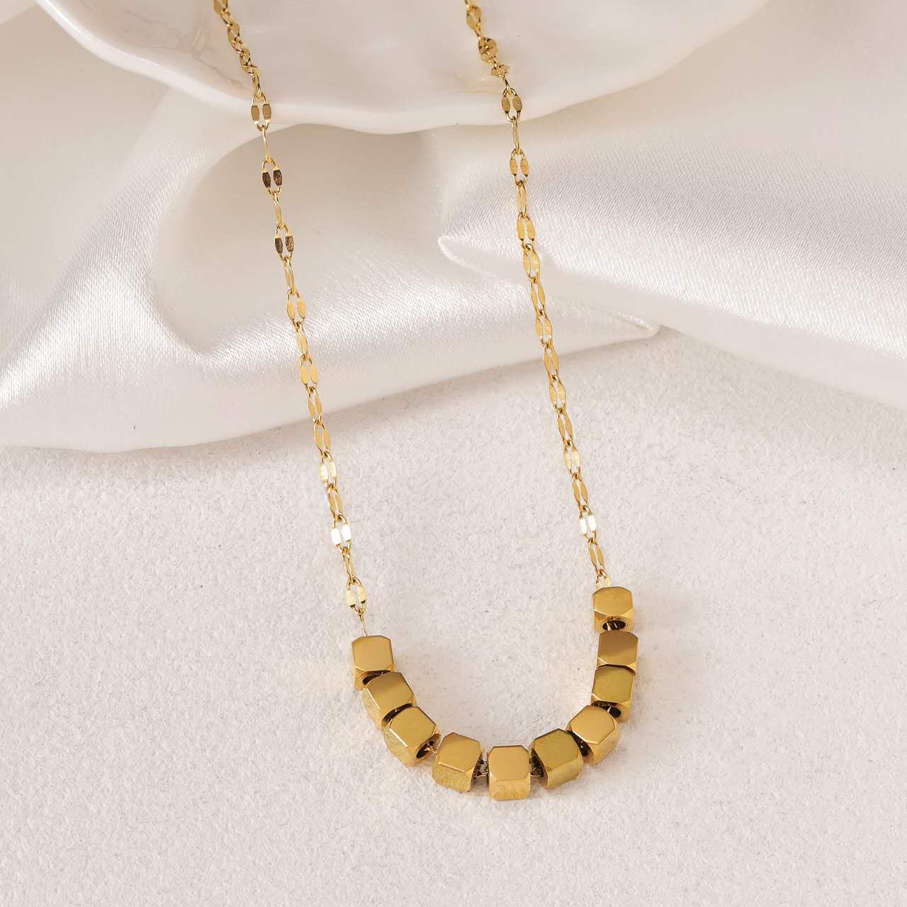 Collar de cuentas cuadradas acero inoxidable baño de oro 18K