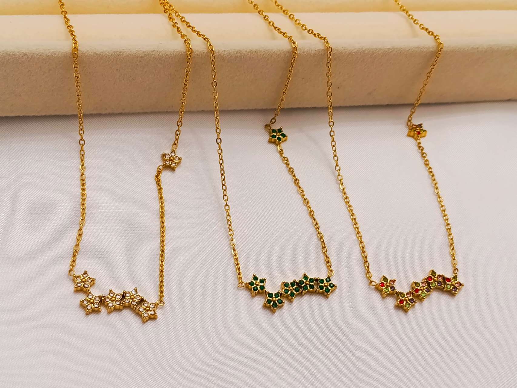 Collar de sonrisa de forma de flores con circonitas verdes, blancos y multicolor en acero inoxidable oro 18K PVD Waterproof tarnish-free
