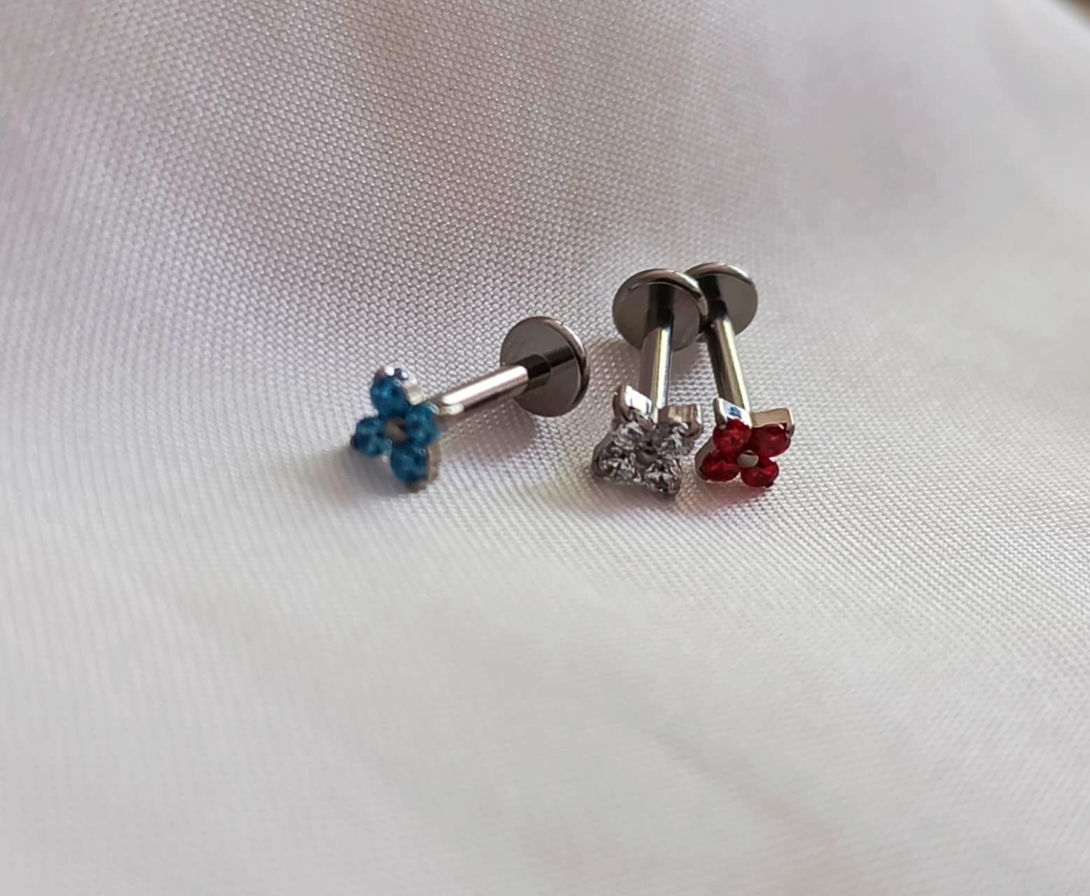 Pendientes Trébol de Titanio F136 con Circonitas rojo azul  para  lóbulo de la oreja