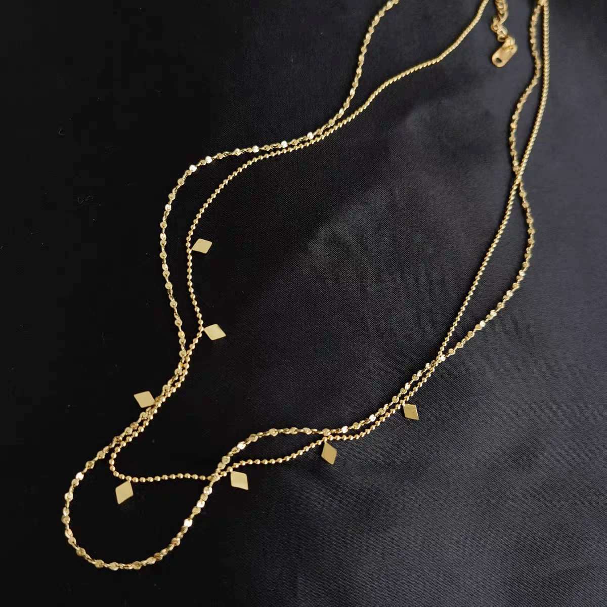Collar con extensor doble con delicados dijes en forma de rombo, acero inoxidable oro 18K PVD Waterproof
