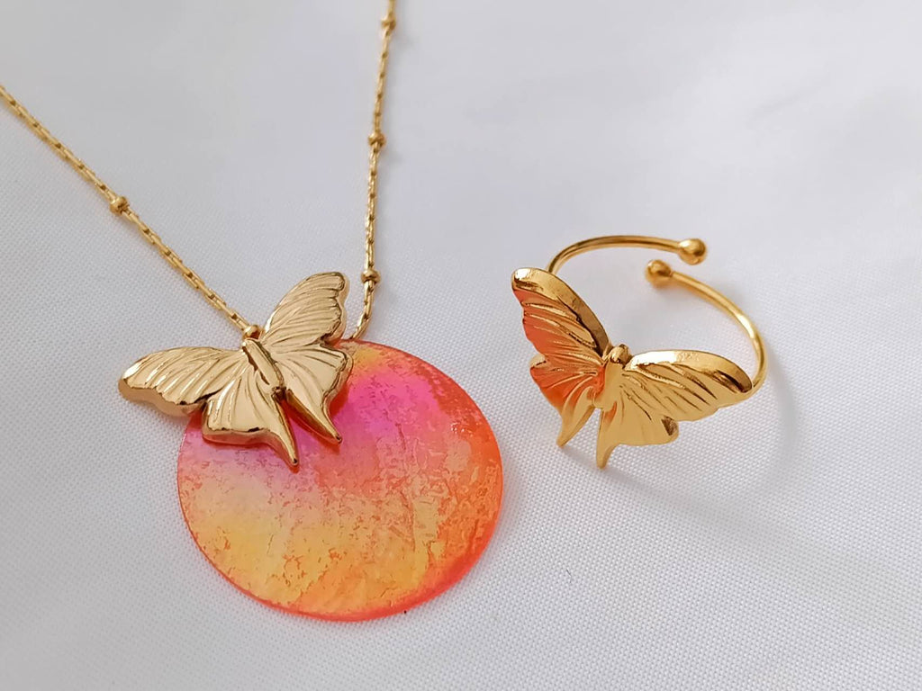 Set de joyas collar ajustable de cuentas bolitas y colgante mariposa concha naranja y anillo ajustable acero inoxidable oro 18K waterproof