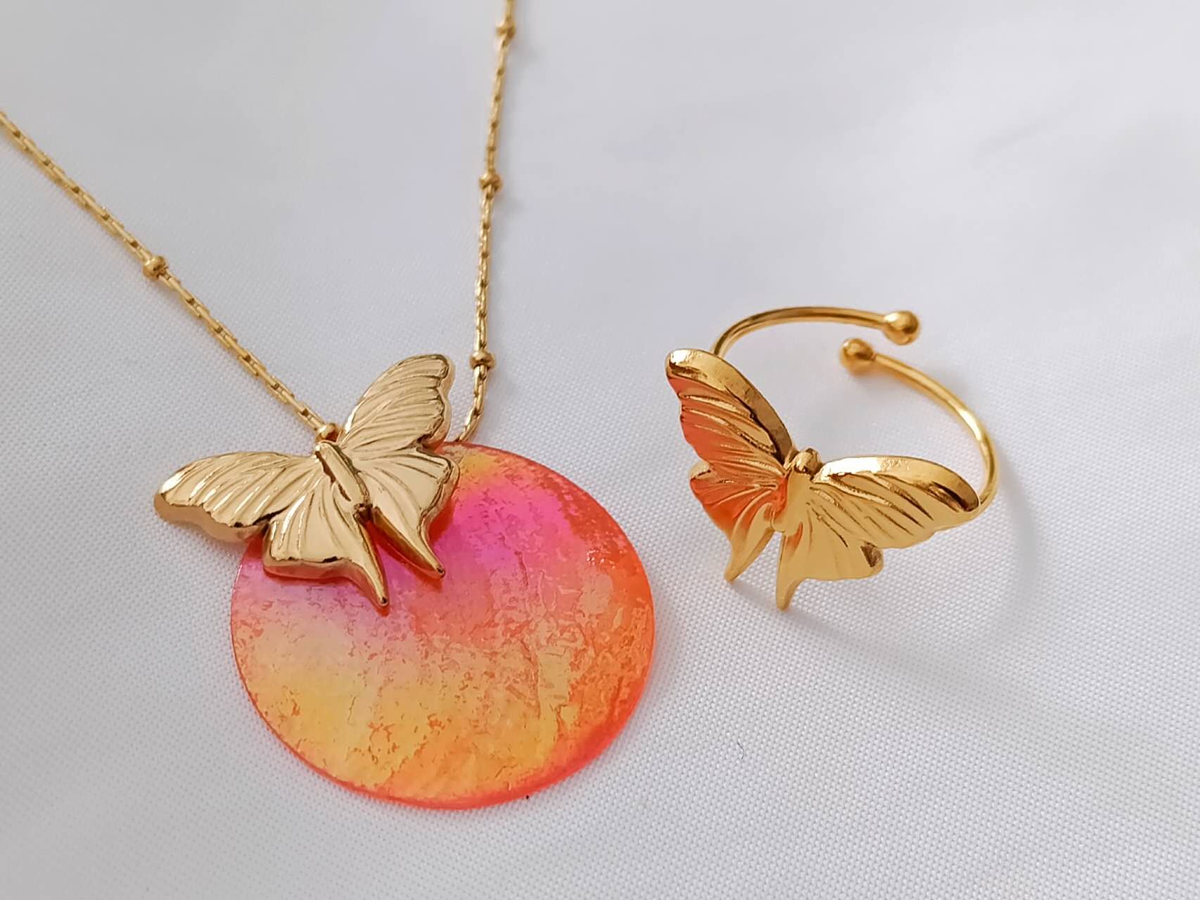 Set de joyas collar ajustable de cuentas bolitas y colgante mariposa concha naranja y anillo ajustable acero inoxidable oro 18K waterproof
