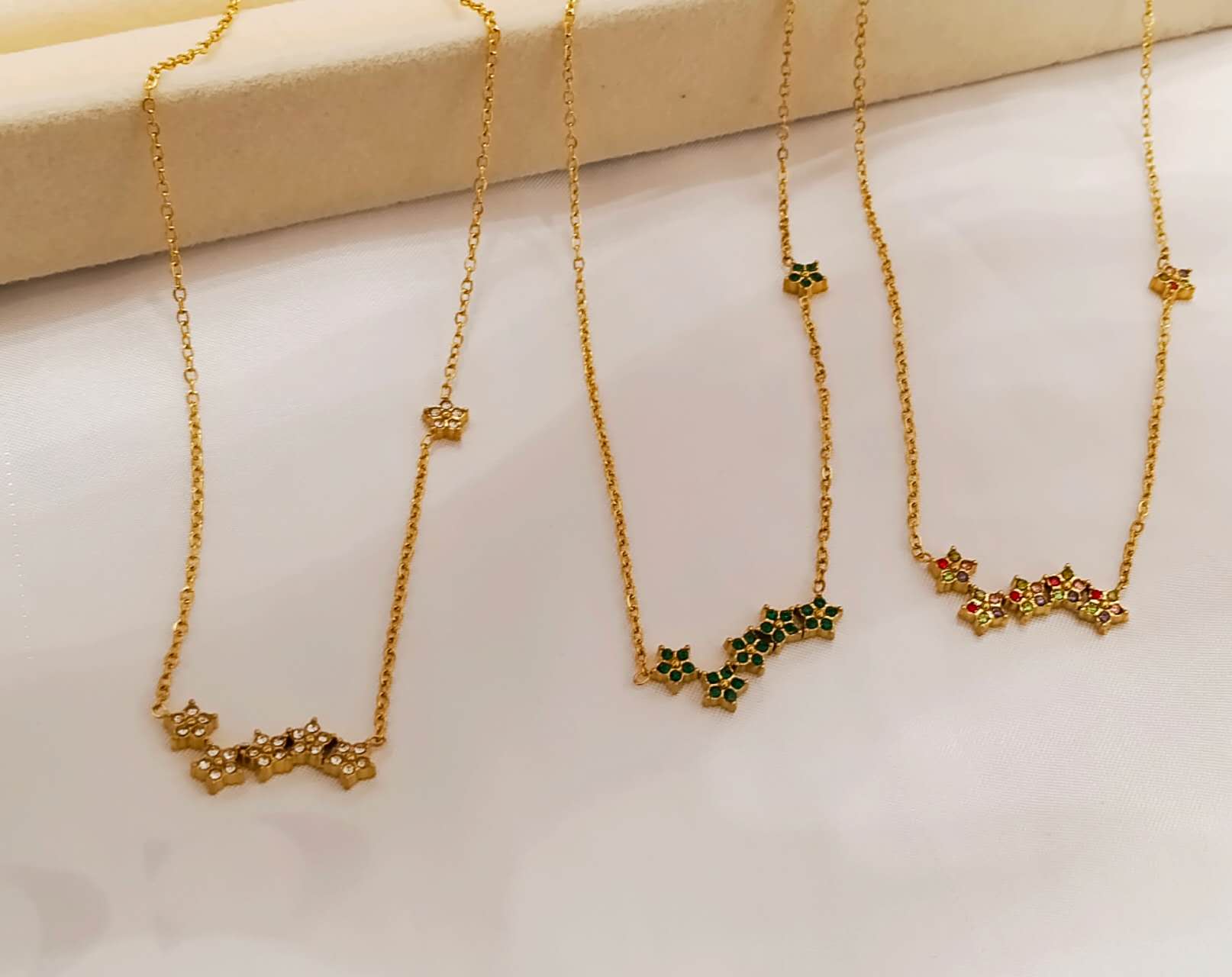 Collar de sonrisa de forma de flores con circonitas verdes, blancos y multicolor en acero inoxidable oro 18K PVD Waterproof tarnish-free