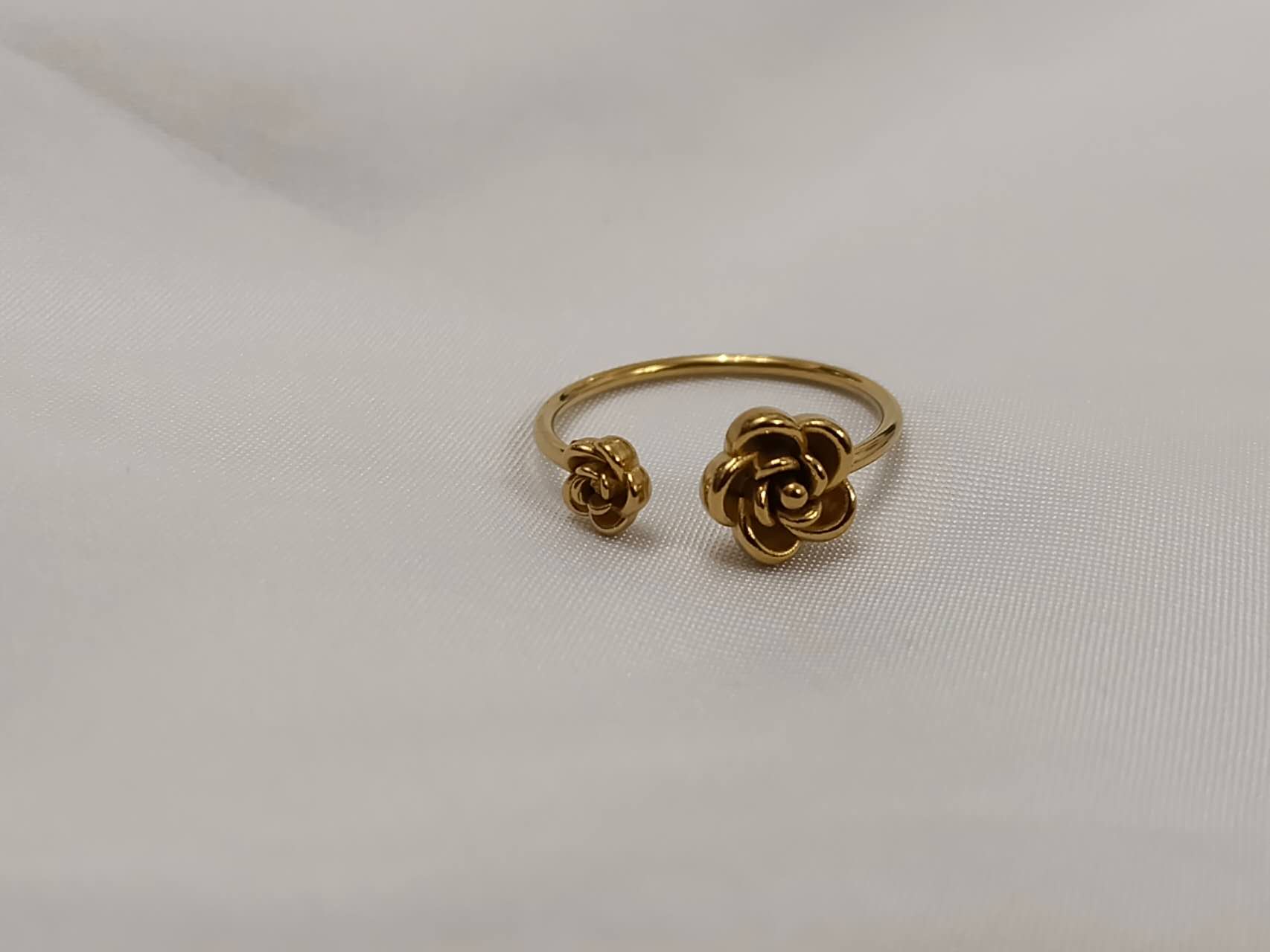 Anillo ajustable abierto mariposa y flor rosal de acero inoxidable oro 18K waterproof