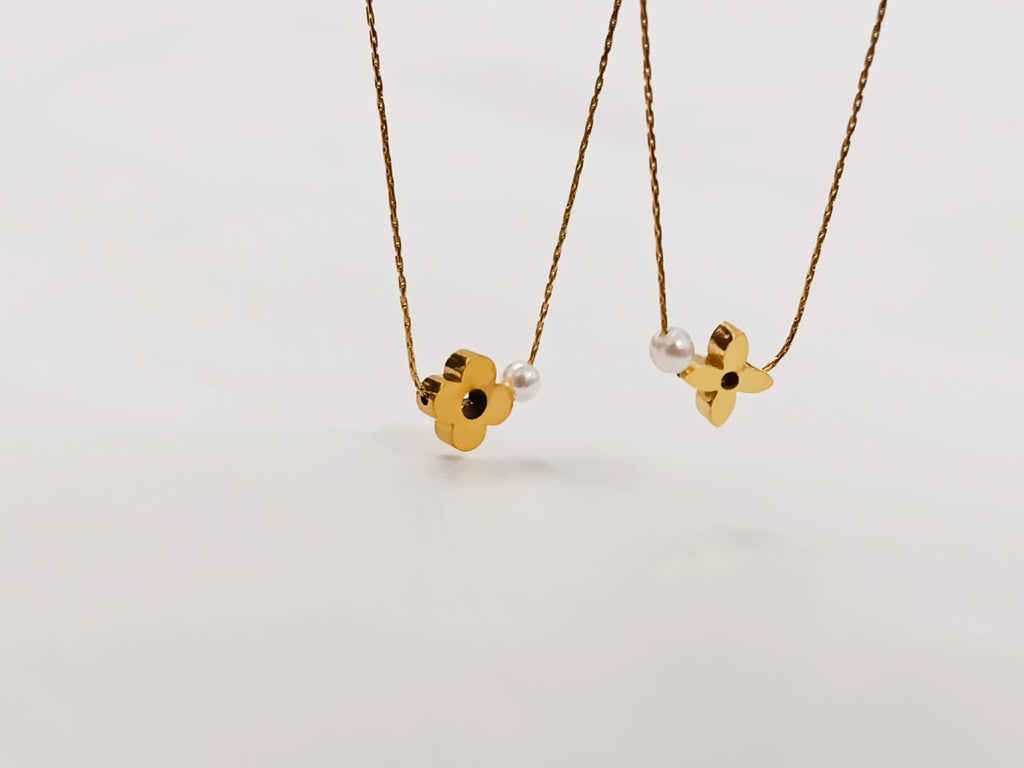 Collar ajustable cadena fina con colgante trébol y perla blanca de acero inoxidable oro 18K PVD Waterproof