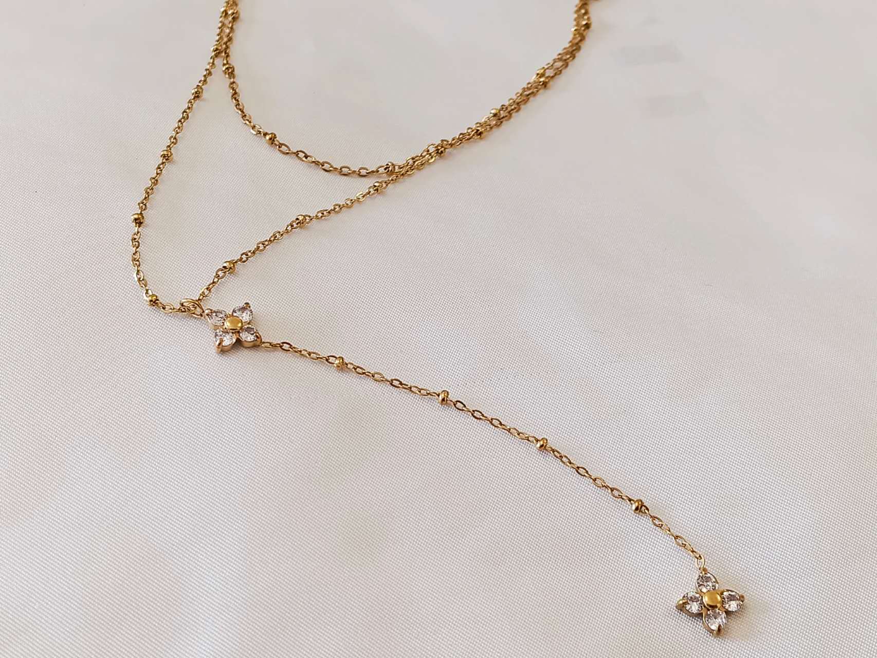 Collar en Y con doble cadena de cuentas bolitas con colgante trebol circonita de acero inoxidable oro 18K waterproof