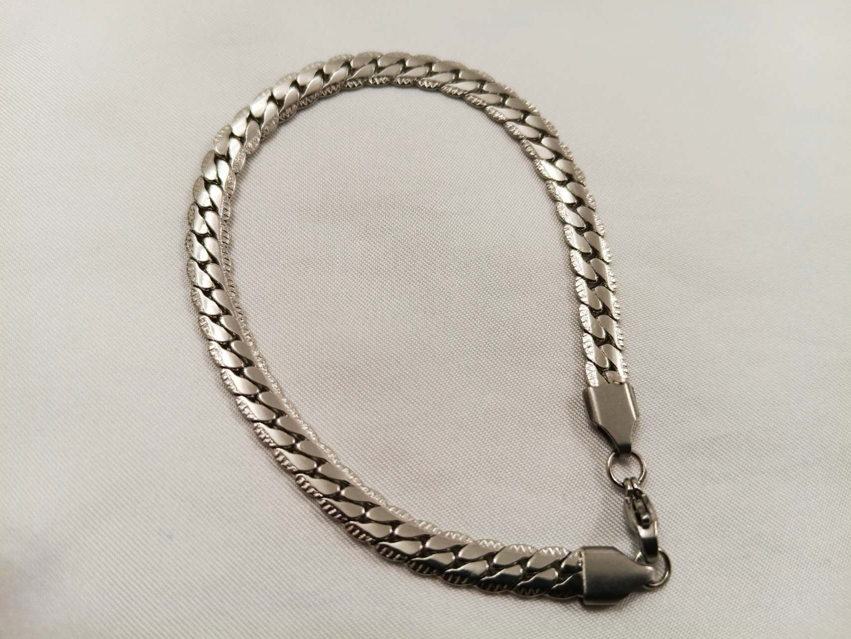 Elegante Set de joyas Collar de 50cm de largo  ancho brillante y pulsera a juego de acero inoxidable para hombre