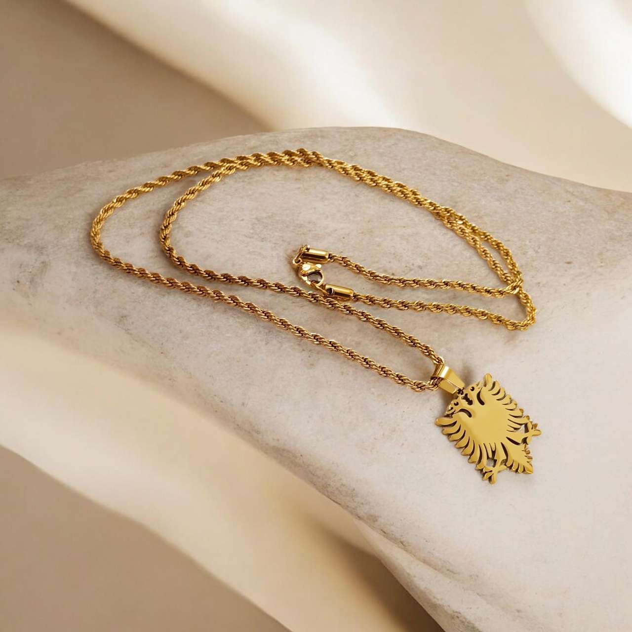 Collar largo de 60cm cadena de trenzas con colgante águila bicéfala albana de acero inoxidable oro 18K PVD Waterproof