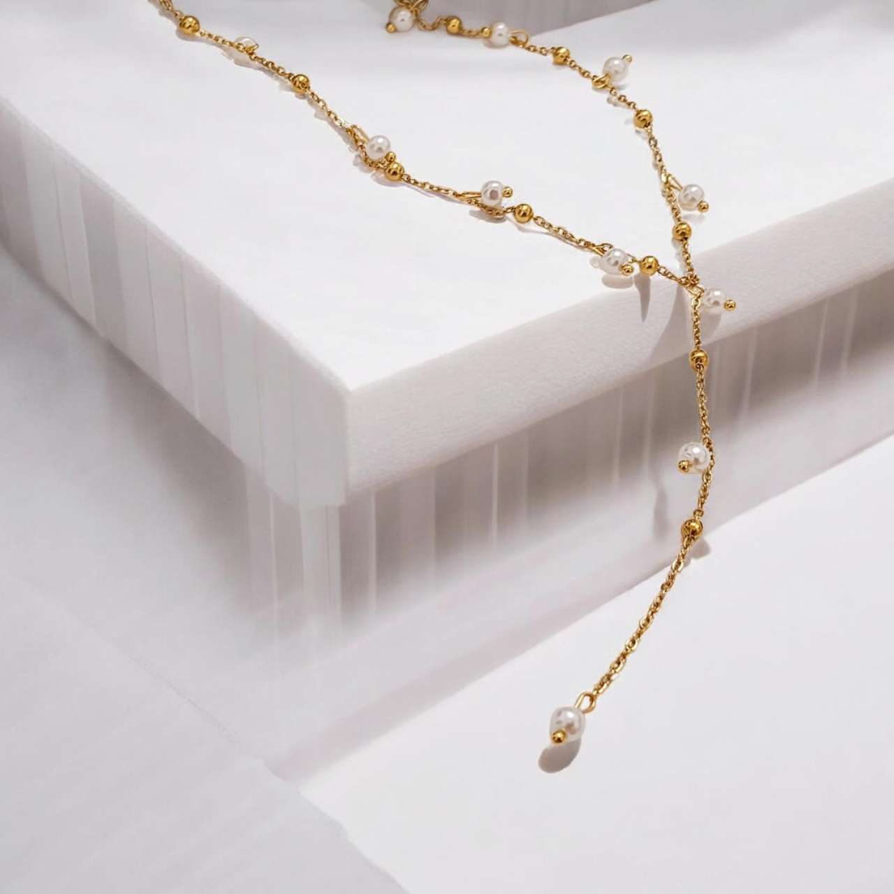 Collar con extensor en Y de cuentas bolitas y perlas Barrocas blancas de acero inoxidable oro 18K waterproof tarnish-free